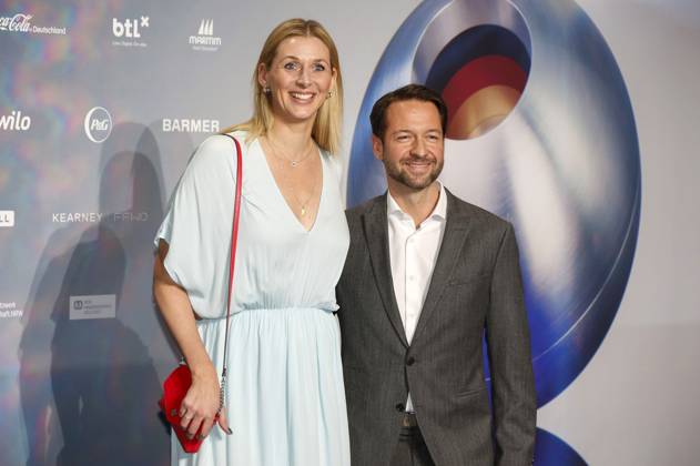 Andrea Gerhard mit Partner David Wehle bei der Verleihung des 16. Deutschen Nachhaltigkeitspreises 2023 im Maritim Hotel. Düsseldorf, 24.11.2023