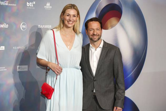 Andrea Gerhard mit Partner David Wehle bei der Verleihung des 16. Deutschen Nachhaltigkeitspreises 2023 im Maritim Hotel. Düsseldorf, 24.11.2023