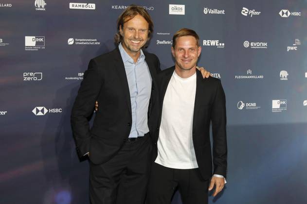 Sebastian Steudtner und Gast bei der Verleihung des 16. Deutschen Nachhaltigkeitspreises 2023 im Maritim Hotel. Düsseldorf, 24.11.2023