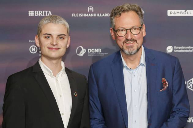 Fabian Grischkat und Eckart von Hirschhausen bei der Verleihung des 16. Deutschen Nachhaltigkeitspreises 2023 im Maritim Hotel. Düsseldorf, 24.11.2023