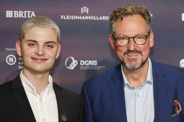Fabian Grischkat und Eckart von Hirschhausen bei der Verleihung des 16. Deutschen Nachhaltigkeitspreises 2023 im Maritim Hotel. Düsseldorf, 24.11.2023