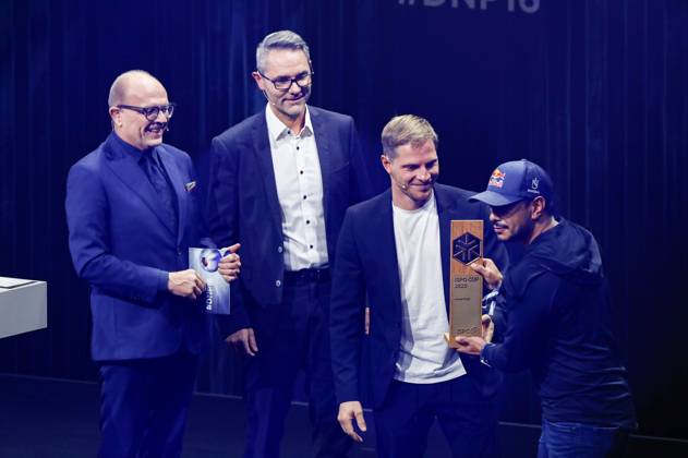 Stefan Schulze-Hausmann, Gast, Sebastian Steudtner und Nirmal Purja bei der Verleihung des 16. Deutschen Nachhaltigkeitspreises 2023 im Maritim Hotel. Düsseldorf, 24.11.2023