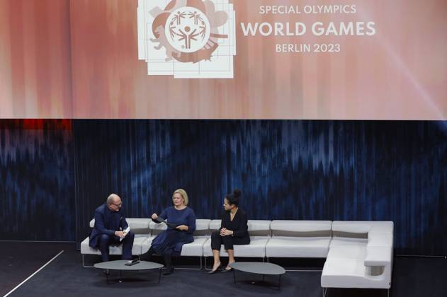Stefan Schulze-Hausmann, Nancy Faeser und Celia Sasic bei der Verleihung des 16. Deutschen Nachhaltigkeitspreises 2023 im Maritim Hotel. Düsseldorf, 24.11.2023