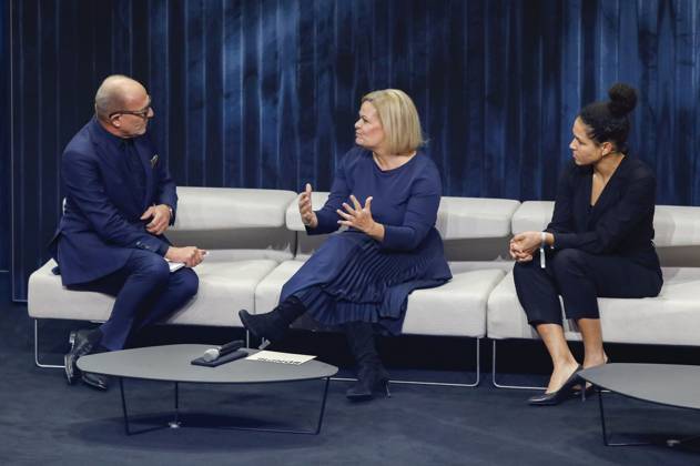 Stefan Schulze-Hausmann, Nancy Faeser und Celia Sasic bei der Verleihung des 16. Deutschen Nachhaltigkeitspreises 2023 im Maritim Hotel. Düsseldorf, 24.11.2023
