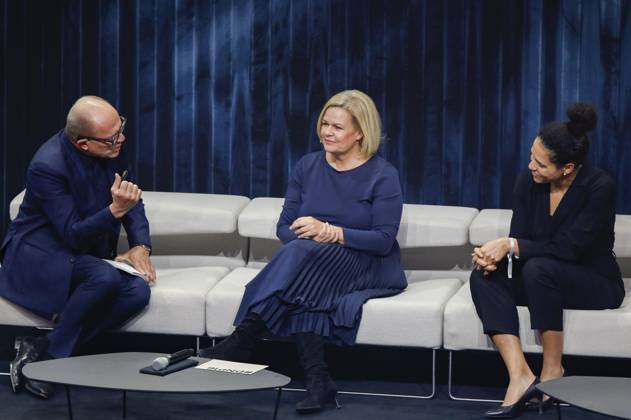 Stefan Schulze-Hausmann, Nancy Faeser und Celia Sasic bei der Verleihung des 16. Deutschen Nachhaltigkeitspreises 2023 im Maritim Hotel. Düsseldorf, 24.11.2023