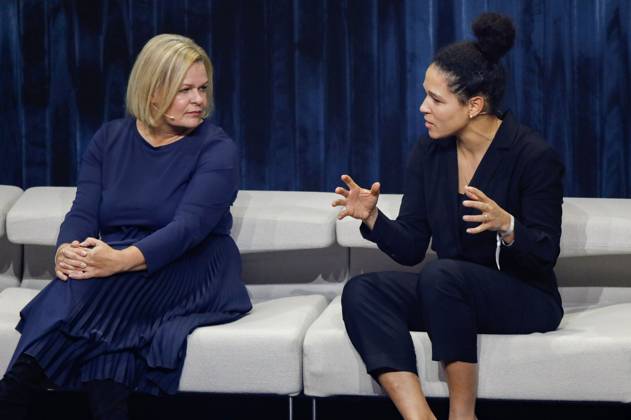 Nancy Faeser und Celia Sasic bei der Verleihung des 16. Deutschen Nachhaltigkeitspreises 2023 im Maritim Hotel. Düsseldorf, 24.11.2023