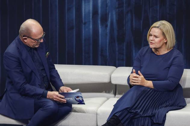 Stefan Schulze-Hausmann und Nancy Faeser bei der Verleihung des 16. Deutschen Nachhaltigkeitspreises 2023 im Maritim Hotel. Düsseldorf, 24.11.2023