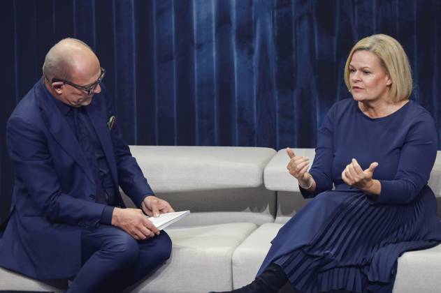 Stefan Schulze-Hausmann und Nancy Faeser bei der Verleihung des 16. Deutschen Nachhaltigkeitspreises 2023 im Maritim Hotel. Düsseldorf, 24.11.2023