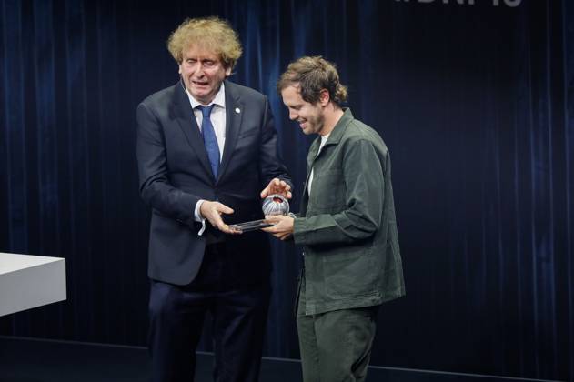 Michael Braungart und Sebastian Vettel bei der Verleihung des 16. Deutschen Nachhaltigkeitspreises 2023 im Maritim Hotel. Düsseldorf, 24.11.2023