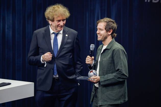 Michael Braungart und Sebastian Vettel bei der Verleihung des 16. Deutschen Nachhaltigkeitspreises 2023 im Maritim Hotel. Düsseldorf, 24.11.2023