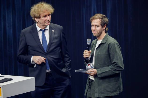 Michael Braungart und Sebastian Vettel bei der Verleihung des 16. Deutschen Nachhaltigkeitspreises 2023 im Maritim Hotel. Düsseldorf, 24.11.2023