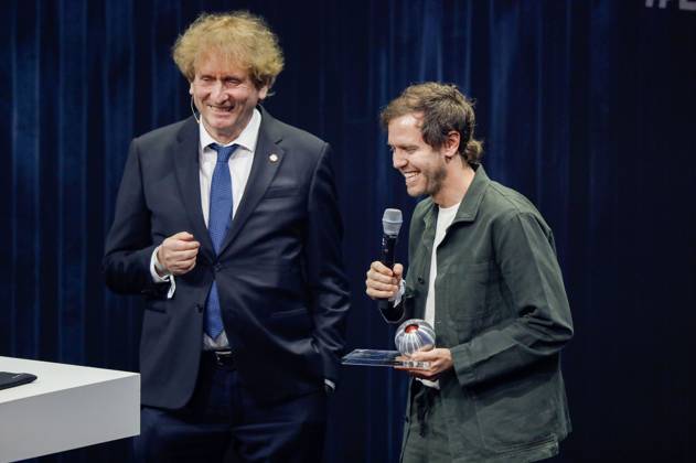 Michael Braungart und Sebastian Vettel bei der Verleihung des 16. Deutschen Nachhaltigkeitspreises 2023 im Maritim Hotel. Düsseldorf, 24.11.2023