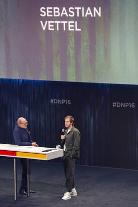 Stefan Schulze-Hausmann und Sebastian Vettel bei der Verleihung des 16. Deutschen Nachhaltigkeitspreises 2023 im Maritim Hotel. Düsseldorf, 24.11.2023