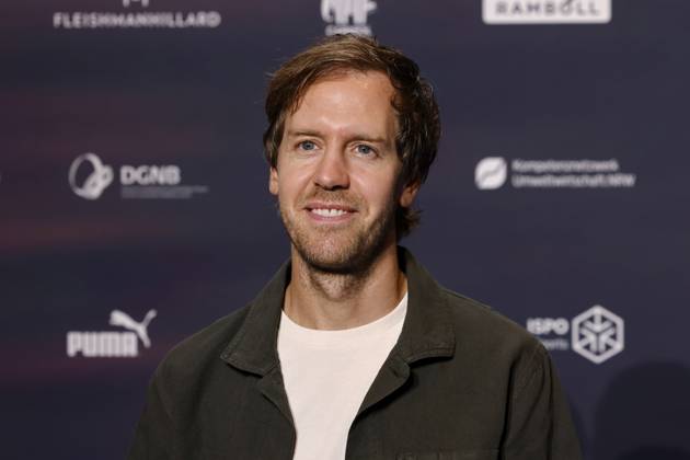 Rennfahrer Sebastian Vettel beim 16. Deutschen Nachhaltigkeitspreis 2023 im Maritim Hotel Düsseldorf. Zum 16. Mal werden gemeinsam mit der Bundesregierung und weiteren Partnern im Düsseldorfer Martim Hotel Vorreiter der Nachhaltigkeit ausgezeichnet. Prämiert werden die Sieger der Wettbewerbe Unternehmen, Sport, Internationaler Deutscher Nachhaltigkeitspreis, Architektur und des Next Economy Awards. Düsseldorf, 24.11.2023 NRW Deutschland Copyright: xChristophxHardtx