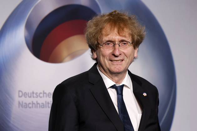Verfahrenstechniker Prof. Michael Braungart beim 16. Deutschen Nachhaltigkeitspreis 2023 im Maritim Hotel Düsseldorf. Zum 16. Mal werden gemeinsam mit der Bundesregierung und weiteren Partnern im Düsseldorfer Martim Hotel Vorreiter der Nachhaltigkeit ausgezeichnet. Prämiert werden die Sieger der Wettbewerbe Unternehmen, Sport, Internationaler Deutscher Nachhaltigkeitspreis, Architektur und des Next Economy Awards. Düsseldorf, 24.11.2023 NRW Deutschland Copyright: xChristophxHardtx