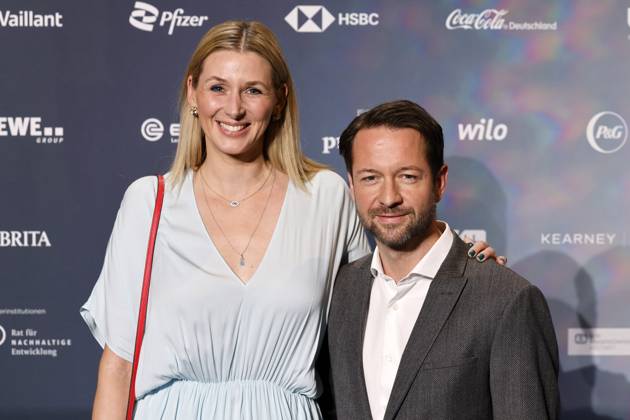 Schauspielerin Andrea Gerhard und Schauspieler David Wehle beim 16. Deutschen Nachhaltigkeitspreis 2023 im Maritim Hotel Düsseldorf. Zum 16. Mal werden gemeinsam mit der Bundesregierung und weiteren Partnern im Düsseldorfer Martim Hotel Vorreiter der Nachhaltigkeit ausgezeichnet. Prämiert werden die Sieger der Wettbewerbe Unternehmen, Sport, Internationaler Deutscher Nachhaltigkeitspreis, Architektur und des Next Economy Awards. Düsseldorf, 24.11.2023 NRW Deutschland Copyright: xChristophxHardtx