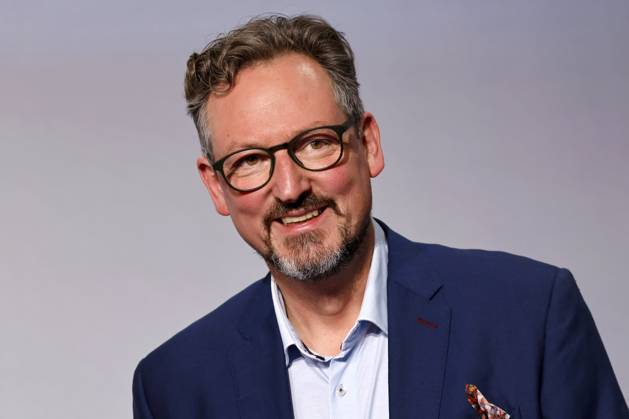 Moderator Dr. Eckart von Hirschhausen beim 16. Deutschen Nachhaltigkeitspreis 2023 im Maritim Hotel Düsseldorf. Zum 16. Mal werden gemeinsam mit der Bundesregierung und weiteren Partnern im Düsseldorfer Martim Hotel Vorreiter der Nachhaltigkeit ausgezeichnet. Prämiert werden die Sieger der Wettbewerbe Unternehmen, Sport, Internationaler Deutscher Nachhaltigkeitspreis, Architektur und des Next Economy Awards. Düsseldorf, 24.11.2023 NRW Deutschland Copyright: xChristophxHardtx