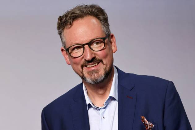Moderator Dr. Eckart von Hirschhausen beim 16. Deutschen Nachhaltigkeitspreis 2023 im Maritim Hotel Düsseldorf. Zum 16. Mal werden gemeinsam mit der Bundesregierung und weiteren Partnern im Düsseldorfer Martim Hotel Vorreiter der Nachhaltigkeit ausgezeichnet. Prämiert werden die Sieger der Wettbewerbe Unternehmen, Sport, Internationaler Deutscher Nachhaltigkeitspreis, Architektur und des Next Economy Awards. Düsseldorf, 24.11.2023 NRW Deutschland Copyright: xChristophxHardtx
