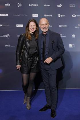 Schauspielerin Tina Rottensteiner und Schauspieler Simon Licht beim 16. Deutschen Nachhaltigkeitspreis 2023 im Maritim Hotel Düsseldorf. Zum 16. Mal werden gemeinsam mit der Bundesregierung und weiteren Partnern im Düsseldorfer Martim Hotel Vorreiter der Nachhaltigkeit ausgezeichnet. Prämiert werden die Sieger der Wettbewerbe Unternehmen, Sport, Internationaler Deutscher Nachhaltigkeitspreis, Architektur und des Next Economy Awards. Düsseldorf, 24.11.2023 NRW Deutschland Copyright: xChristophxHardtx