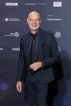 Schauspieler Simon Licht beim 16. Deutschen Nachhaltigkeitspreis 2023 im Maritim Hotel Düsseldorf. Zum 16. Mal werden gemeinsam mit der Bundesregierung und weiteren Partnern im Düsseldorfer Martim Hotel Vorreiter der Nachhaltigkeit ausgezeichnet. Prämiert werden die Sieger der Wettbewerbe Unternehmen, Sport, Internationaler Deutscher Nachhaltigkeitspreis, Architektur und des Next Economy Awards. Düsseldorf, 24.11.2023 NRW Deutschland Copyright: xChristophxHardtx