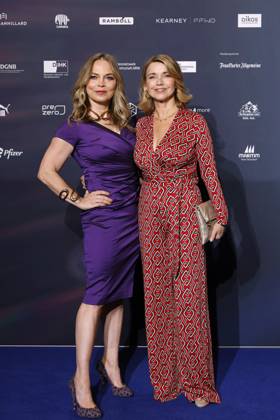 Boxerin Regina Halmich und Schauspielerin Tina Ruland beim 16. Deutschen Nachhaltigkeitspreis 2023 im Maritim Hotel Düsseldorf. Zum 16. Mal werden gemeinsam mit der Bundesregierung und weiteren Partnern im Düsseldorfer Martim Hotel Vorreiter der Nachhaltigkeit ausgezeichnet. Prämiert werden die Sieger der Wettbewerbe Unternehmen, Sport, Internationaler Deutscher Nachhaltigkeitspreis, Architektur und des Next Economy Awards. Düsseldorf, 24.11.2023 NRW Deutschland Copyright: xChristophxHardtx