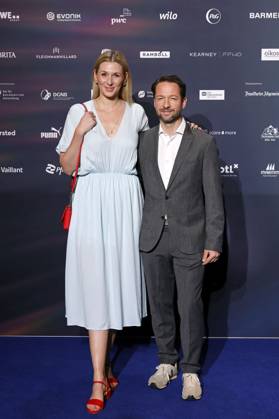 Schauspielerin Andrea Gerhard und Schauspieler David Wehle beim 16. Deutschen Nachhaltigkeitspreis 2023 im Maritim Hotel Düsseldorf. Zum 16. Mal werden gemeinsam mit der Bundesregierung und weiteren Partnern im Düsseldorfer Martim Hotel Vorreiter der Nachhaltigkeit ausgezeichnet. Prämiert werden die Sieger der Wettbewerbe Unternehmen, Sport, Internationaler Deutscher Nachhaltigkeitspreis, Architektur und des Next Economy Awards. Düsseldorf, 24.11.2023 NRW Deutschland Copyright: xChristophxHardtx