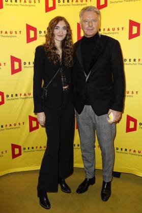 Jörg Pilawa mit Tochter Emmy bei der Verleihung des 18. Deutschen Theaterpreises Der Faust 2023 im Thalia Theater. Hamburg, 25.11.2023