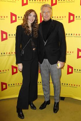 Jörg Pilawa mit Tochter Emmy bei der Verleihung des 18. Deutschen Theaterpreises Der Faust 2023 im Thalia Theater. Hamburg, 25.11.2023