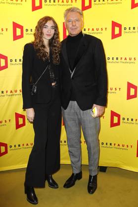 Jörg Pilawa mit Tochter Emmy bei der Verleihung des 18. Deutschen Theaterpreises Der Faust 2023 im Thalia Theater. Hamburg, 25.11.2023