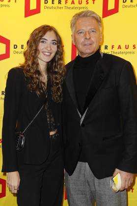 Jörg Pilawa mit Tochter Emmy bei der Verleihung des 18. Deutschen Theaterpreises Der Faust 2023 im Thalia Theater. Hamburg, 25.11.2023