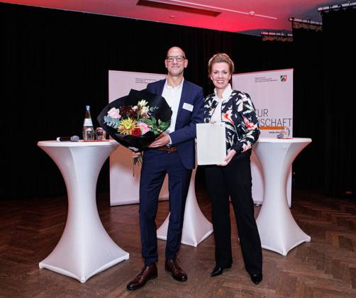 27.11.2023. Düsseldorf. Wissenschaftsministerin Ina Brandes überreicht Landeslehrpreise 2023. Der Landeslehrpreis wird nach 2019 und 2021 zum dritten Mal vergeben. Es gibt fünf Kategorien: Lehre an Universitäten , Lehre an Hochschulen für angewandte Wissenschaften , Lehre an Kunst- und Musikhochschulen sowie die Sonderpreise Lehre und Lernen im Team und Lehre junger Wissenschaftlerinnen und Wissenschaftler . Hier: Professor Christian Huber, Bergische Universität Wuppertal (Kategorie: Lehre an Universitäten) und NRW-Wissenschaftsministerin Ina Brandes. Düsseldorf Künstlerverein Malkasten, Jacobistrasse Nordrhein-Westfalen Deutschland