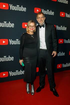 YouTube Music Artist Dinner Award 2023 Philipp Grütering (Deichkind) mit Ehefrau Isa Grütering beim YouTube Music Artist Dinner Award 2023 im Grill Royal am 28.11.2023 in Berlin. Copyright: xEventpressxKochanx