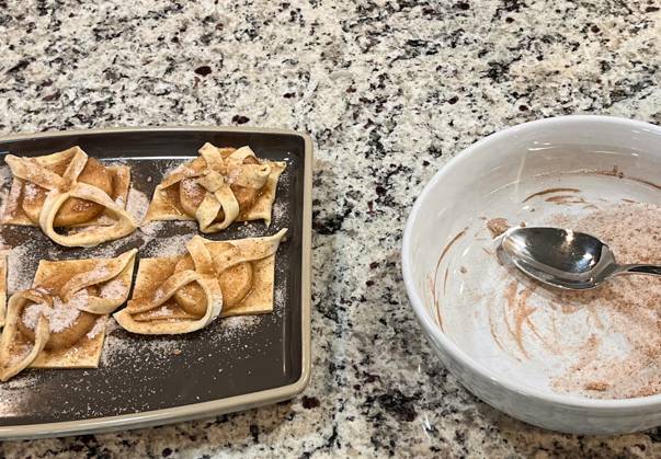 IMAGO Creative, Food, Gebäck, Apfeltaschen Apple turnover and bowl of sugar and cinnamon Alexandria, Kentucky, United States R_EYFM231128-1295282-01