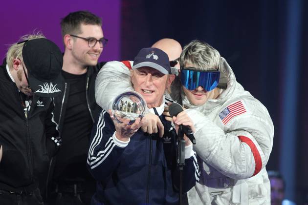 Bielefeld, NRW, Deutschland, 30.11.2023: Preisverleihung der Einslive Krone im Bielefelder Lokschuppen: Ski Aggu, Joost und Otto Waalkes gewinnen mit Friesenjung die Krone in der Kategorie Bester Song Copyright: xdtsxNachrichtenagenturx dts_26993
