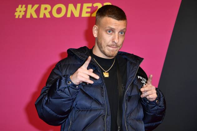 Felix Lobrecht bei der 24. Verleihung der 1Live Krone 2023 im Lokschuppen. Bielefeld, 30.11.2023