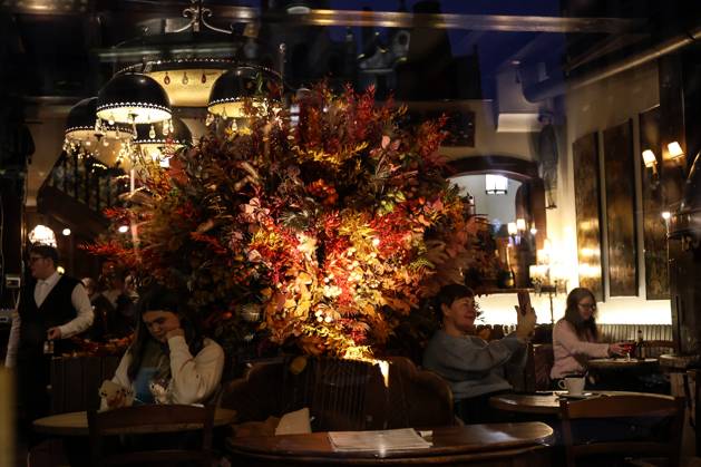 November 30, 2023, Brussels, Brussels Capital Region, Belgium: People sitting at tables are seen behind the window of a restaurant decorated with Christmas lights in Brussels, Belgium, November 30, 2023. Brussels Belgium - ZUMAm177 20231130_zip_m177_001 Copyright: xValeriaxMongellix
