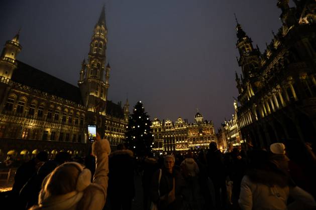 November 30, 2023, Brussels, Brussels Capital Region, Belgium: A woman takes a picture of the Grand Place decorated with lights and a Christmas tree in Brussels, Belgium, November 30, 2023. Brussels Belgium - ZUMAm177 20231130_zip_m177_003 Copyright: xValeriaxMongellix