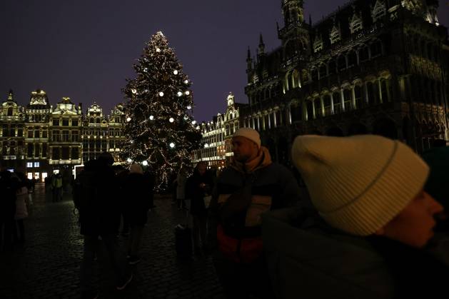 November 30, 2023, Brussels, Brussels Capital Region, Belgium: People walk in the Grand Place decorated with lights and a Christmas tree in Brussels, Belgium, November 30, 2023. Brussels Belgium - ZUMAm177 20231130_zip_m177_004 Copyright: xValeriaxMongellix