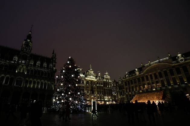 November 30, 2023, Brussels, Brussels Capital Region, Belgium: People walk in the Grand Place decorated with lights and a Christmas tree in Brussels, Belgium, November 30, 2023. Brussels Belgium - ZUMAm177 20231130_zip_m177_005 Copyright: xValeriaxMongellix