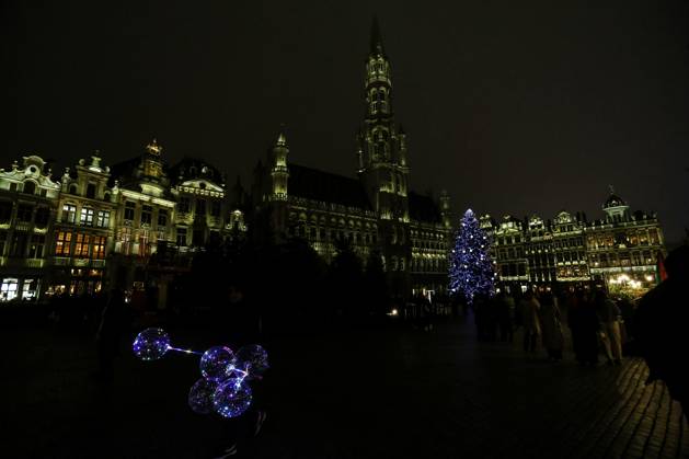 November 30, 2023, Brussels, Brussels Capital Region, Belgium: People walk in the Grand Place decorated with lights and a Christmas tree in Brussels, Belgium, November 30, 2023. Brussels Belgium - ZUMAm177 20231130_zip_m177_006 Copyright: xValeriaxMongellix