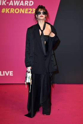 Nina Chuba bei der 24. Verleihung der 1Live Krone 2023 im Lokschuppen. Bielefeld, 30.11.2023