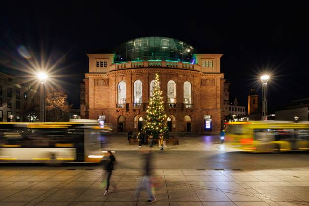 Weihnachtsmarkt in Mainz 2023 Blick auf das Staatstheater Mainz; davor der große, geschmückte Weihnachtsbaum; Zwei Busse des ÖPNV kreuzen; Traditioneller Weihnachtsmarkt am Mainzer Dom; vorweihnachtliche Stimmung; Glühwein; Kultur; Adventszeit; 01.12.2023 Mainz Innenstadt Rheinland-Pfalz Deutschland Copyright: xBEAUTIFULxSPORTS Hahnex