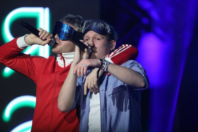 Bielefeld, NRW, Deutschland, 30.11.2023: Preisverleihung der Einslive Krone im Bielefelder Lokschuppen: Ski Aggu (links) und Paul-Georg Sonntag von 01099 (rechts) rappen zusammen auf der Bühne Copyright: xdtsxNachrichtenagenturx dts_27456