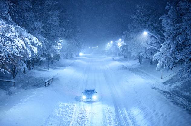 Bilder des Jahres 2023, News 12 Dezember News Themen der Woche KW48 News Bilder des Tages Cars covered by snow and snow plows try to combat the heavy onset of winter and snowfall at midnight in Marktoberdorf, Bavaria, Allgäu, Germany, Dec 02, 2023.