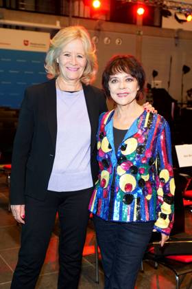 Claudia Rieschel und Simone Rethel bei der Daffne Verleihung von der Deutschen Akademie fuer Fernsehen am 2.12.2023 in Berlin Daffne Verleihung 2023 in Berlin