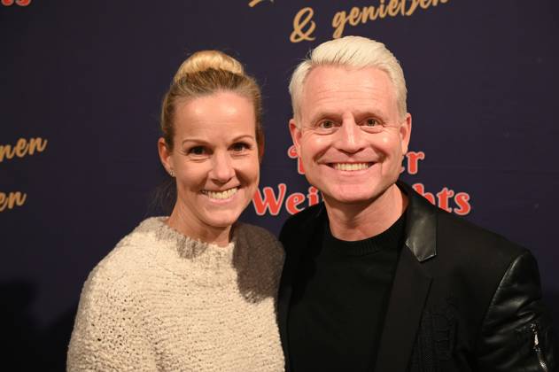 Moderator Guido Cantz und Ehefrau Kerstin Ricker kommt zur Premiere des 8. Kölner Weihnachtscircus