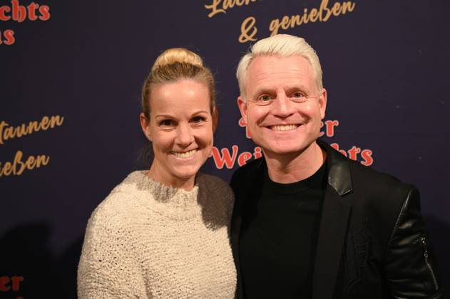 Moderator Guido Cantz und Ehefrau Kerstin Ricker kommt zur Premiere des 8. Kölner Weihnachtscircus