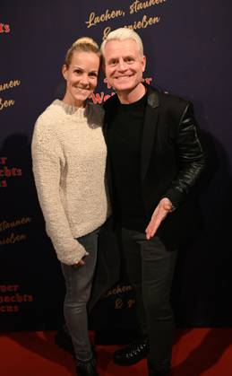 Moderator Guido Cantz und Ehefrau Kerstin Ricker kommt zur Premiere des 8. Kölner Weihnachtscircus