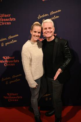 Moderator Guido Cantz und Ehefrau Kerstin Ricker kommt zur Premiere des 8. Kölner Weihnachtscircus
