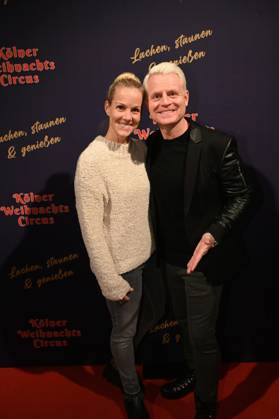 Moderator Guido Cantz und Ehefrau Kerstin Ricker kommt zur Premiere des 8. Kölner Weihnachtscircus
